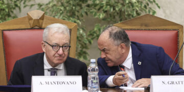 Mantovano contro Gratteri: “Vorrebbe indagare chi dice sì”