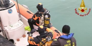 Aggredisce la madre durante una lite e poi scappa, ricerche in mare