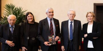 Casini ai giovani all’Università Cattolica, ‘impegnatevi in politica’