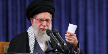 Media iraniani: ‘Morti figlia, genero e nipote di Khamenei’