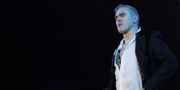 Morrissey cancella concerto a Valencia, ‘impossibile dormire per il rumore delle Fallas’