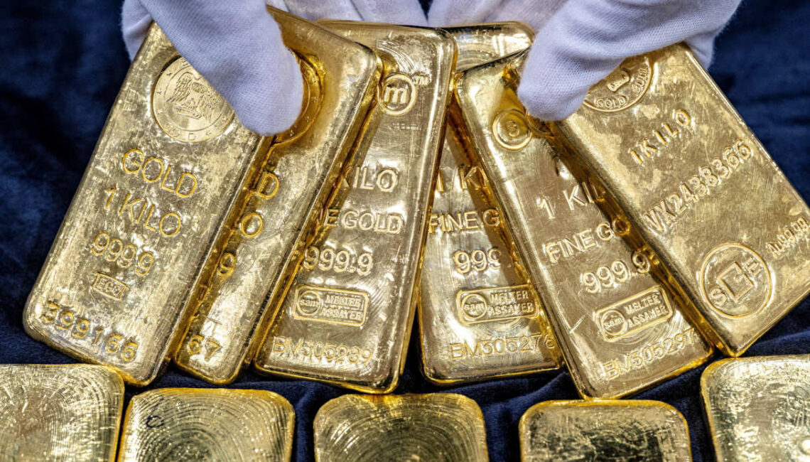 Prezzo oro giù del 10% fra vendite record e fuga verso il dollaro, che sta succedendo