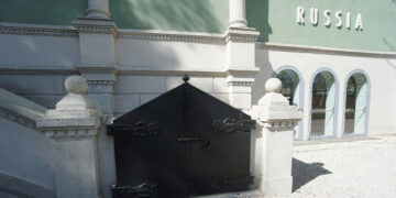 Caos sulla Russia alla Biennale, Giuli sfiducia la rappresentante del MiC, lei resiste