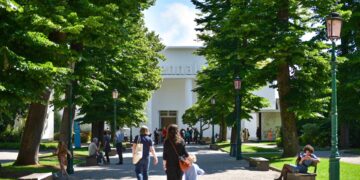 Biennale Venezia, 22 Paesi europei contro la presenza della Russia: Bruxelles minaccia taglio fondi