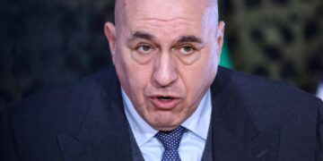 Crosetto rientra da Dubai: “Torno con volo militare, pago io cifra tripla”