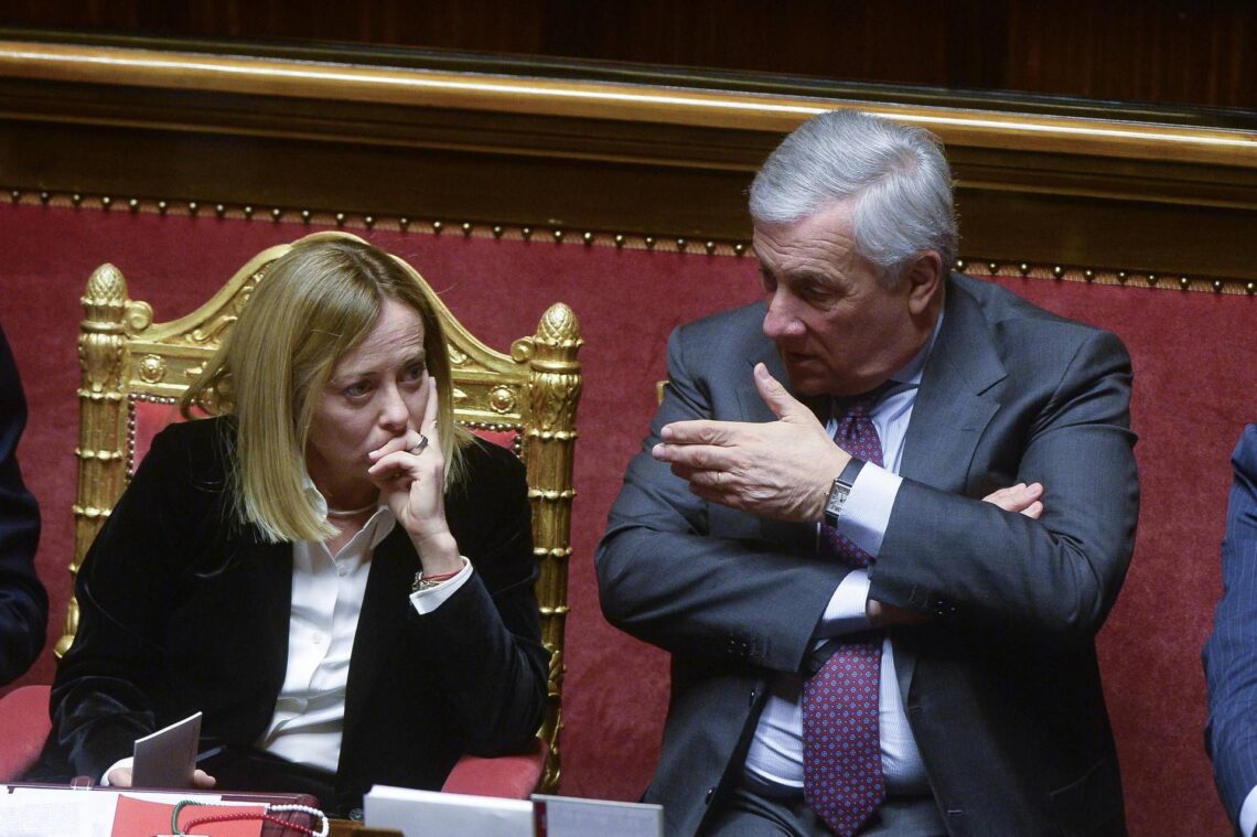 Iran, Meloni agli italiani: “Siate prudenti”. Tajani: “Se situazione peggiora evacuazione in poche ore”