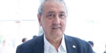 Gaffe Pd e M5S, onoreficenza del giornalista Romoli ‘scambiata’ per croce celtica. Barelli: “Caccia al nemico rende scemi”