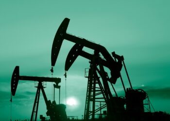 Petrolio si sgonfia con apertura Trump a Iran: volatilità resta alta