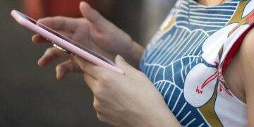 Dieta personalizzata con l’Intelligenza artificiale, il rischio per i teenager: alert degli esperti