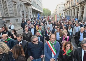 Torino, al via la fiaccolata del 25 aprile