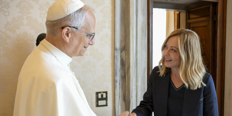 Meloni prima tiepida, poi l’affondo contro Trump sul Papa