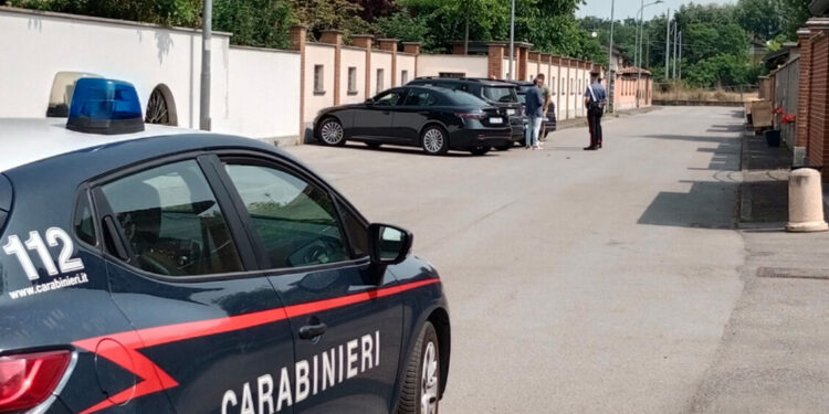 Massacra di botte la compagna, arrestato un 19enne nel Pavese