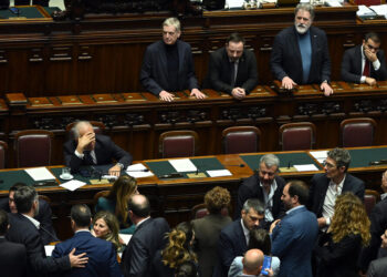 Governo pone fiducia sul dl sicurezza e annuncia la correzione, caos alla Camera