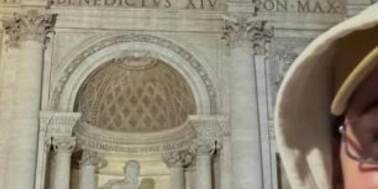 Katy Perry senza monetine: la carta di credito nella Fontana di Trevi