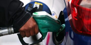 Benzina e diesel costano 150 milioni di euro in più a settimana, lo Stato ne incassa 61