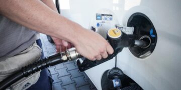 Carburanti, gli extra guadagni fanno ricche le compagnie: +88 milioni a settimana