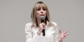 In Consiglio comunale a Milano scoppia la bagarre sul Remigration Summit