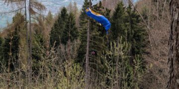 Cade con il parapendio e resta sospesa su un albero a 30 metri da terra