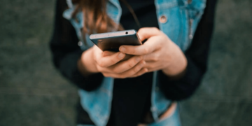 Social vietati agli under 15, la svolta della Grecia: “Serve una maggiore età digitale in Ue”