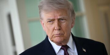 Usa-Iran, braccio di ferro nello Stretto di Hormuz. Trump: “Teheran vuole un accordo”