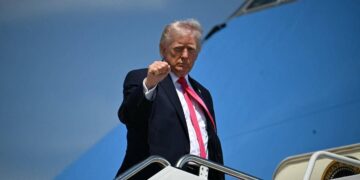 Iran-Usa, negoziati in bilico. Trump: “Accordo o distruggo tutto”. Colpita e bloccata nave di Teheran