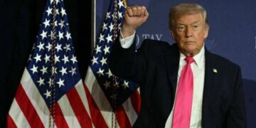 Iran riapre Hormuz, Trump mantiene il blocco navale: “Ci prendiamo l’uranio”. Teheran smentisce