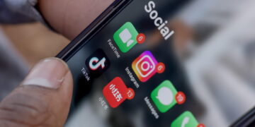 Minori e social, in Italia norme ferme in Parlamento