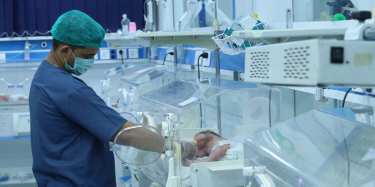 Neonato ritrovato in un sacchetto: ‘È reattivo e si alimenta col biberon’