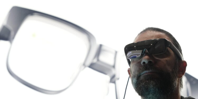 Garanti europei, ‘su smart glasses servono maggiori tutele per la privacy’