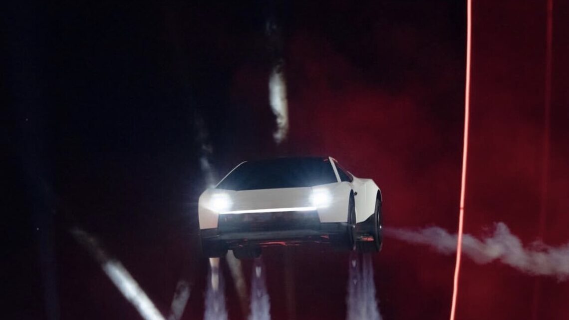 Elon Musk presenta Roadster, la sua auto volante