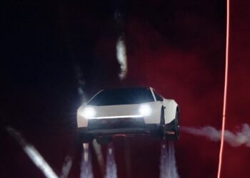 Elon Musk presenta Roadster, la sua auto volante