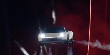 Elon Musk presenta Roadster, la sua auto volante
