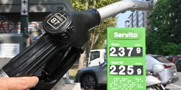 Niente accise mobili, il Governo frena sugli sconti dopo il ritorno del price cap