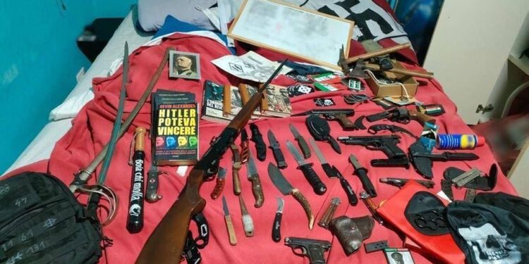 Pavia, armi e svastiche in casa: arrestato 19enne. Nella chat di classe frasi agghiaccianti