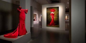 ‘Aura’ per Valentino esplora la metamorfosi della bellezza