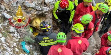 Estratto vivo lo speleologo bloccato nella grotta in Sardegna