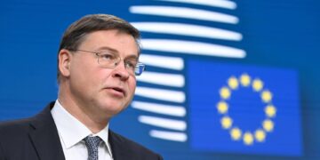 Ue, Dombrovskis: “Esamineremo a fondo le richieste di Italia e Grecia, no a nuove forme di flessibilità”