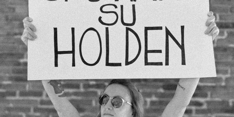 Violenza su donne, la scrittrice Martucci: “Sputiamo su Holden per sradicare la cultura patriarcale”