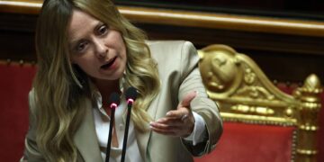 Meloni, pressing sull’Ue per l’energia e critica a Trump: “Rischiosa intesa su gasolio russo”