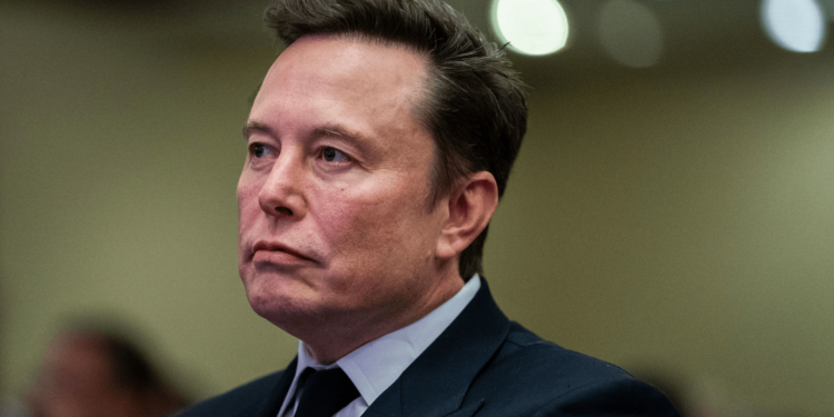 Ucraina, Musk spegne Starlink e ferma i droni di Kiev: “Decisione di Trump”