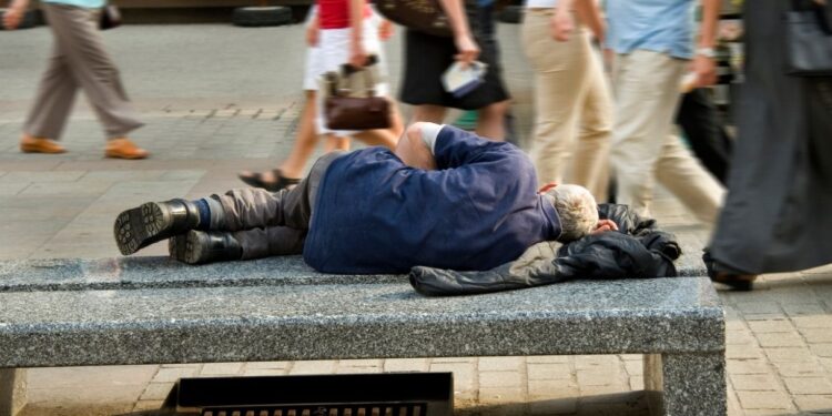 Povertà in Italia, oltre 5,4 milioni di persone in difficoltà: i dati Istat del 2025
